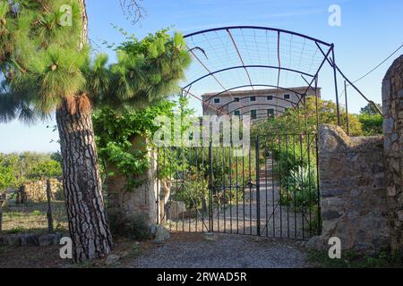 Mallorca, Spanien - 12. Juni 2023: Eintritt in ein traditionelles Finca-Bauernhaus in der Nähe von Deia, Mallorca Stockfoto