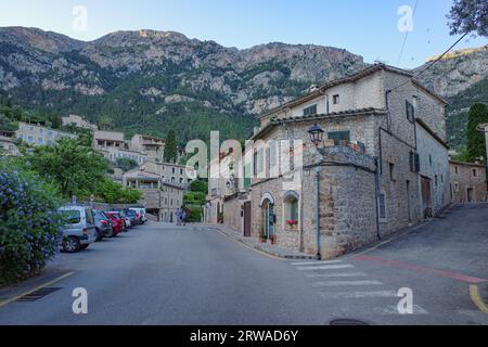 Deia, Mallorca, Spanien - 11. Juni 2023: Traditionelle Architektur im Dorf Deia, Mallorca Stockfoto