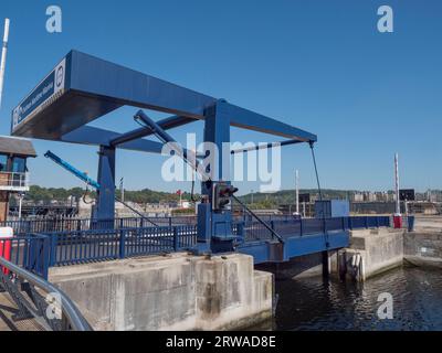 Eine Klappbrücke (bewegliche Brücke) in Chatham Maritime Marina, Chatham, Kent, Großbritannien. Stockfoto