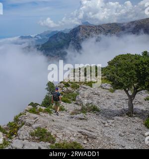 Mallorca, Spanien - 11. Juni 2023: Blick auf das Mittelmeer und die Tramuntana-Berge von Puig Caragoli, Mallorca Stockfoto