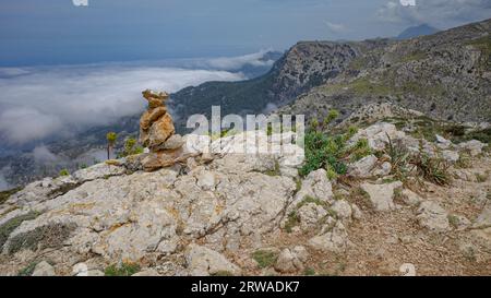 Mallorca, Spanien - 11. Juni 2023: Blick auf das Mittelmeer und die Tramuntana-Berge von Puig Caragoli, Mallorca Stockfoto