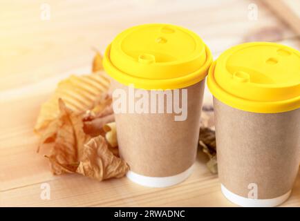 Zwei Kaffeetassen auf einem Holztisch im Kaffeehaus. Herbstthema der Liebe und Zärtlichkeit. Stockfoto