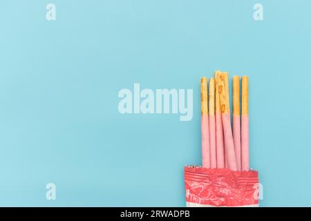 Pocky Biscuits isoliert auf blauem Hintergrund, nach einigen Bearbeitungen. Stockfoto