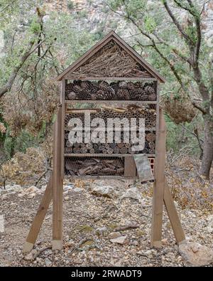 Valldemossa, Spanien - 11. Juni 2023: Ein Insektenhotel in den Tramontana Mountains, Mallorca Stockfoto