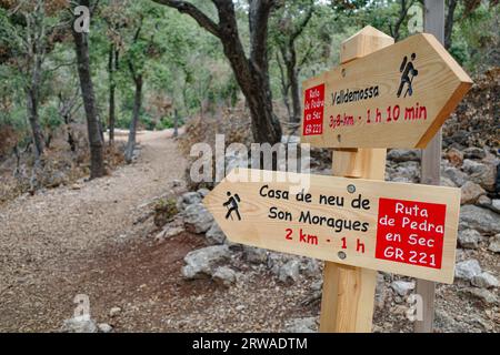 Valldemossa, Spanien - 11. Juni 2023: Wegweiser auf dem GR221 Trail in Mallorcas Tramuntana Mountains Stockfoto