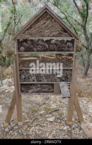 Valldemossa, Spanien - 11. Juni 2023: Ein Insektenhotel in den Tramontana Mountains, Mallorca Stockfoto