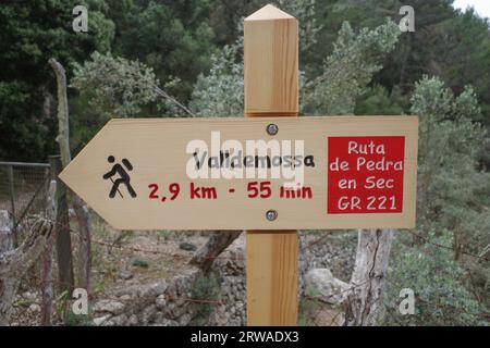 Valldemossa, Spanien - 11. Juni 2023: Wegweiser auf dem GR221 Trail in Mallorcas Tramuntana Mountains Stockfoto