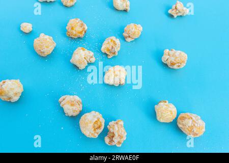 Popcorn verstreut auf blauem Hintergrund, nach einigen Bearbeitungen. Stockfoto