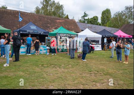 Besucher besuchen die Verkaufsstände am Duckpond Market, einem traditionellen Lebensmittel- und Kunsthandwerksmarkt, der monatlich auf der Manor Farm in Ruislip, Middlesex, England, Großbritannien stattfindet Stockfoto