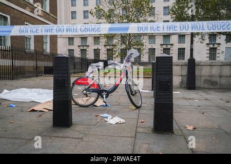 London UK. 18 . September 2023 . Polizeikordonbänder nach einem kritischen Vorfall mit einem Radfahrer in Whitehall.Credit amer ghazzal/Alamy Live News Stockfoto