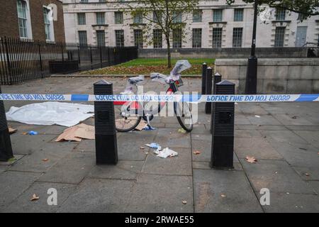 London UK. 18 . September 2023 . Polizeikordonbänder nach einem kritischen Vorfall mit einem Radfahrer in Whitehall.Credit amer ghazzal/Alamy Live News Stockfoto