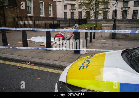 London UK. 18 . September 2023 . Polizeikordonbänder nach einem kritischen Vorfall mit einem Radfahrer in Whitehall.Credit amer ghazzal/Alamy Live News Stockfoto