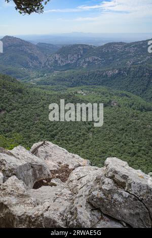 Esporles, Spanien - 11. Juni 2023: Blick auf das Tramuntana-Gebirge vom GR221-Trail, Esporles, Mallorca Stockfoto