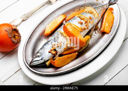 Appetitlicher Makrelenfisch, gebacken in persimmonischer Fruchtsauce. Stockfoto