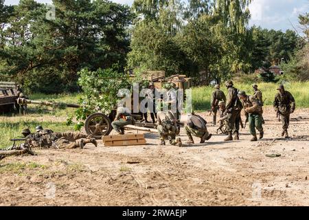 Hel, Pommern, Polen- 24. August 2023: Wiederaufbau der Schlacht aus dem Zweiten Weltkrieg. Wehrmachts-Infanteriesoldaten im Kampf. Stockfoto