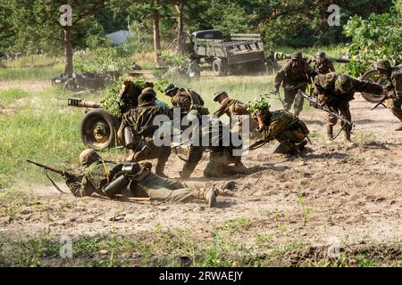 Hel, Pommern, Polen- 24. August 2023: Wiederaufbau der Schlacht aus dem Zweiten Weltkrieg. Wehrmachts-Infanteriesoldaten im Kampf. Stockfoto