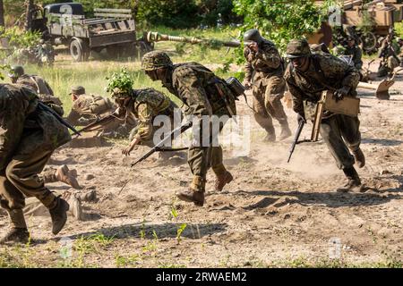 Hel, Pommern, Polen- 24. August 2023: Wiederaufbau der Schlacht aus dem Zweiten Weltkrieg. Wehrmachts-Infanteriesoldaten im Kampf. Stockfoto