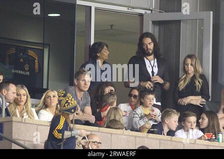 Los Angeles, USA 17. September 2023 DATEIBILD vom 28. Oktober 2012 Russell Brand mit Victoria Beckham und Gordon Ramsey sehen LA Galaxy V Seattle Sounders im Home Depot Center, Carson, Kalifornien, USA/ Credit: Headlinephoto/Alamy Live News Stockfoto