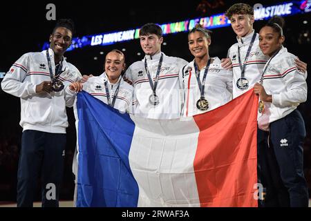 Frankreichs Athleten (L bis R) Cameron-Lie Bernard, Coline Devillard, Leo Saladino, Marine Boyer, Benjamin Osberger, und Melanie de Jesus dos Santos posieren für Fotos am Ende der Neuen Französischen Internationalen Kunstgymnastik in der Halle der Olympischen Spiele in der Accor Arena in Paris am 17. September 2023. Foto: Firas Abdullah/ABACAPRESS.COM Stockfoto