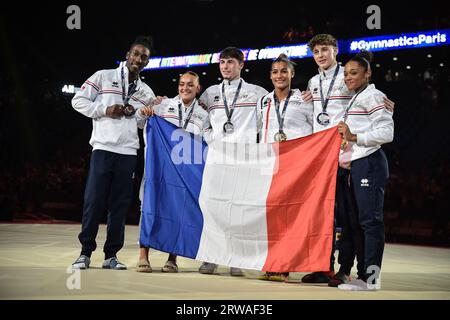 Frankreichs Athleten (L bis R) Cameron-Lie Bernard, Coline Devillard, Leo Saladino, Marine Boyer, Benjamin Osberger, und Melanie de Jesus dos Santos posieren für Fotos am Ende der Neuen Französischen Internationalen Kunstgymnastik in der Halle der Olympischen Spiele in der Accor Arena in Paris am 17. September 2023. Foto: Firas Abdullah/ABACAPRESS.COM Stockfoto