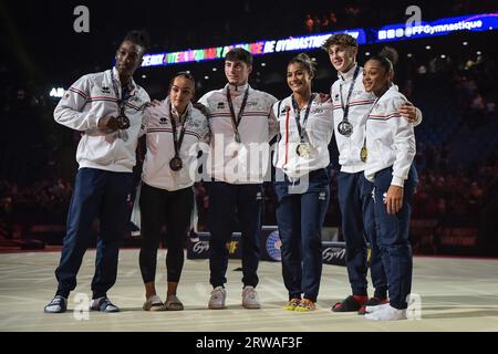 Frankreichs Athleten (L bis R) Cameron-Lie Bernard, Coline Devillard, Leo Saladino, Marine Boyer, Benjamin Osberger, und Melanie de Jesus dos Santos posieren für Fotos am Ende der Neuen Französischen Internationalen Kunstgymnastik in der Halle der Olympischen Spiele in der Accor Arena in Paris am 17. September 2023. Foto: Firas Abdullah/ABACAPRESS.COM Stockfoto