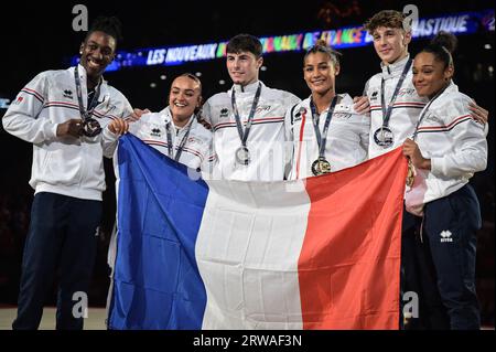 Frankreichs Athleten (L bis R) Cameron-Lie Bernard, Coline Devillard, Leo Saladino, Marine Boyer, Benjamin Osberger, und Melanie de Jesus dos Santos posieren für Fotos am Ende der Neuen Französischen Internationalen Kunstgymnastik in der Halle der Olympischen Spiele in der Accor Arena in Paris am 17. September 2023. Foto: Firas Abdullah/ABACAPRESS.COM Stockfoto