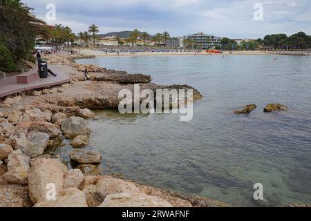 Santa Ponsa, Spanien - 7. Mai 2023: Strand und Küste in der touristischen Stadt Santa Ponsa, Mallorca Stockfoto