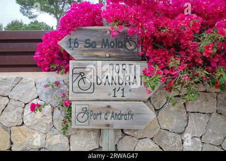 Port d'Andratx, Spanien - 7. Mai 2023: Wegweiser auf einer Straße in die Stadt Port d'Andratx, Mallorca Stockfoto