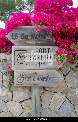 Port d'Andratx, Spanien - 7. Mai 2023: Wegweiser auf einer Straße in die Stadt Port d'Andratx, Mallorca Stockfoto