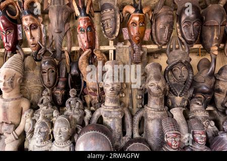 Elfenbeinküste Masken und Handwerk: Symbolische Kunst in Gottheiten, Geistern und Tieren, die die Tiefe der ivorischen Traditionen widerspiegelt Stockfoto