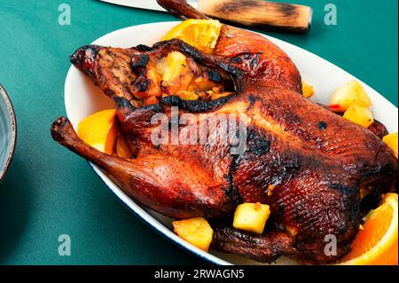 Gebratene Ente gefüllt mit Orange und karamellisierten Äpfeln. Stockfoto