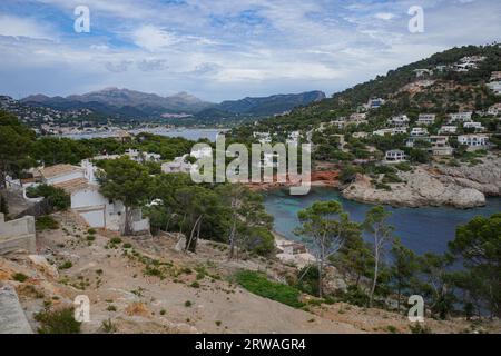 Port d'Andratx, Spanien - 7. Mai 2023: Blick auf Cala Marmassen, Port d'Andratx und die Tramuntana Mountains, Mallorca Stockfoto