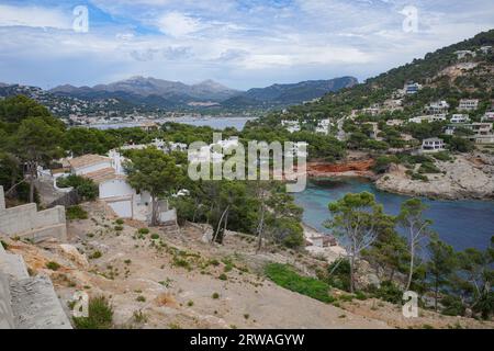 Port d'Andratx, Spanien - 7. Mai 2023: Blick auf Cala Marmassen, Port d'Andratx und die Tramuntana Mountains, Mallorca Stockfoto