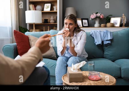 Psychologe Mann Arzt macht Notizen Beratung der Patientin im hellen Büro psychische Versorgung Konzept. Psychotherapeut im Gespräch mit Business Woma Stockfoto