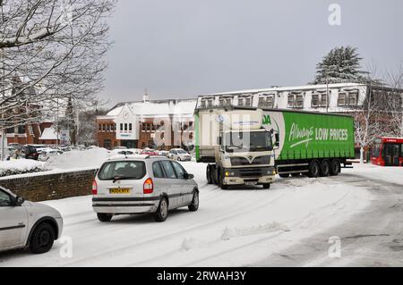 Knickgelenkter Asda-Lkw, der auf schneebedeckter Straße feststeckt, blockiert den Verkehr aus mehreren Richtungen in Swanley, Kent, Großbritannien. - Das ist ein Schlamassel in der Stadt. Reiseverspätungen Stockfoto