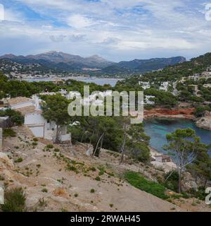 Port d'Andratx, Spanien - 7. Mai 2023: Blick auf Cala Marmassen, Port d'Andratx und die Tramuntana Mountains, Mallorca Stockfoto