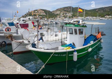 Port d'Andratx, Spanien - 7. Mai 2023: Angelboote im Port d'Andratx, Mallorca Stockfoto