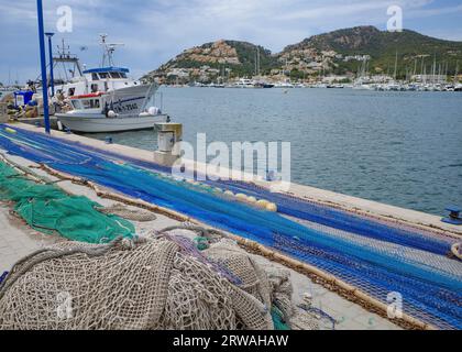 Port d'Andratx, Spanien - 7. Mai 2023: Angelboote im Port d'Andratx, Mallorca Stockfoto