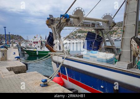 Port d'Andratx, Spanien - 7. Mai 2023: Angelboote im Port d'Andratx, Mallorca Stockfoto