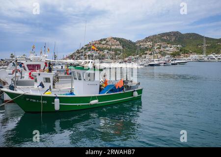 Port d'Andratx, Spanien - 7. Mai 2023: Angelboote im Port d'Andratx, Mallorca Stockfoto