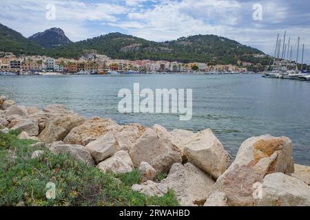 Port D'Andratx, Spanien - 7. Mai 2023: Boote und Yachten im Hafen von Port d'Andratx, Mallorca Stockfoto