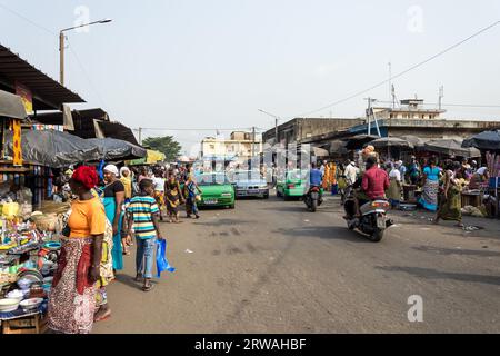 Blick auf den Adjamé Market, einen bekannten und kulturell bedeutenden Marktplatz im belebten Viertel Adjamé, Abidjan, Elfenbeinküste Stockfoto