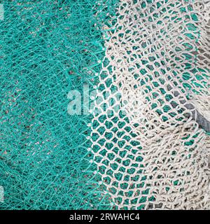 Port d'Andratx, Spanien - 7. Mai 2023: Fischernetze stapeln sich im Hafen von Port d'Andratx, Mallorca Stockfoto