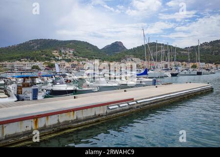 Port D'Andratx, Spanien - 7. Mai 2023: Boote und Yachten im Hafen von Port d'Andratx, Mallorca Stockfoto