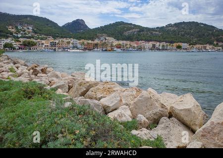 Port D'Andratx, Spanien - 7. Mai 2023: Boote und Yachten im Hafen von Port d'Andratx, Mallorca Stockfoto