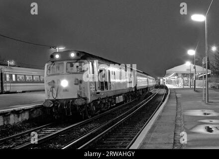 Am 5. Januar 1992 fuhr eine Diesellokomotive der Baureihe 50 mit der Nummer 50050 (D400) Working Network Southeast ’Network Express’ in Basingstoke. Stockfoto