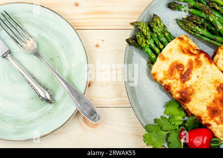 Eieromelette mit grünem Spargel auf rustikalem Holztisch zubereitet Stockfoto