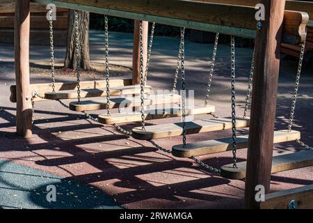 Nahaufnahme einer hölzernen Kettenbrücke im Sommer Stockfoto