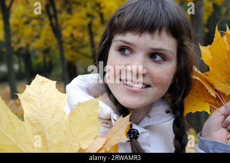 Porträt eines freckligen Teenagers im Herbstpark Stockfoto