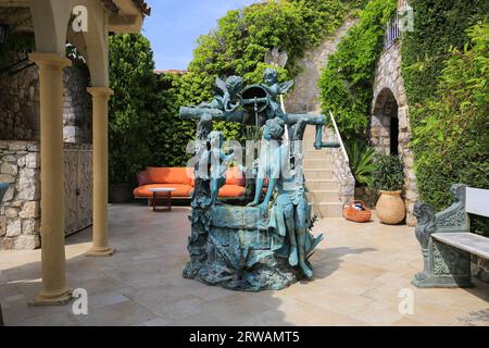 Restaurant im Freien in der Altstadt von Eze, Frankreich Stockfoto